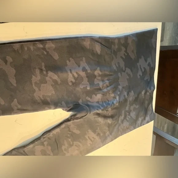 Spanx Cropped Look at Me Now Black Camo Leggings size 1X - Picture 12 of 14